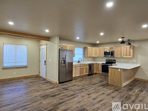 885 Oak St 3 Beds Apartment for Rent