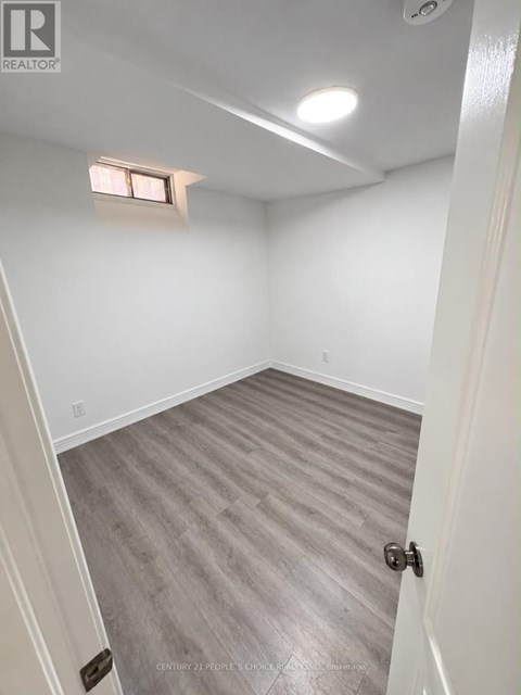 4339 RADISSON(BASEMENT) CRESCENT W 2 Beds Apartment for Rent