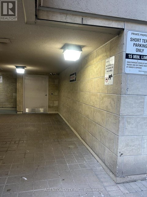 A sign in a parking garage indicates that the space is for short-term parking only.