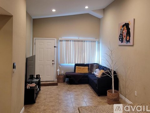 917 North Vineyard Avenue 2 Beds Apartment for Rent