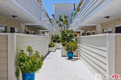 1535 Granville Avenue 2 Beds Apartment for Rent