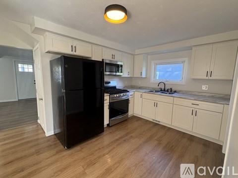 25 Glen Ave 3 Beds Apartment for Rent