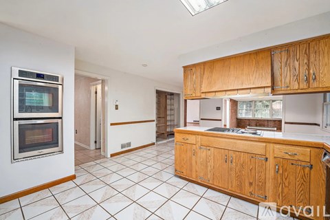 251 Rosscommon Road 4 Beds Apartment for Rent