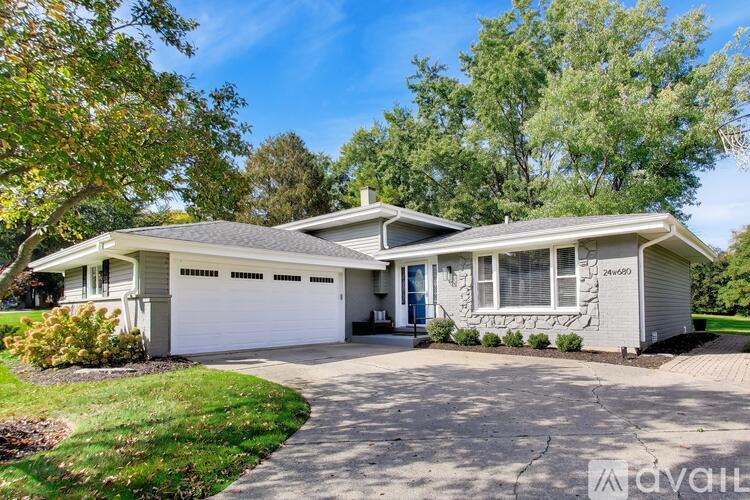 24W680 Lakewood Drive 3 Beds Single Family Home for Rent - Photo gallery 1