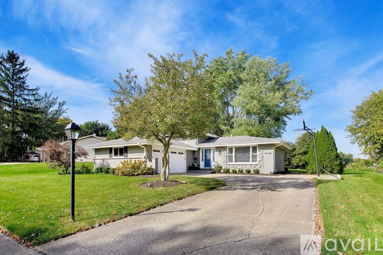 24W680 Lakewood Drive 3 Beds Single Family Home for Rent - Photo gallery 2