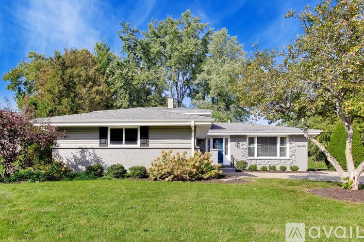 24W680 Lakewood Drive 3 Beds Single Family Home for Rent - Photo gallery 3