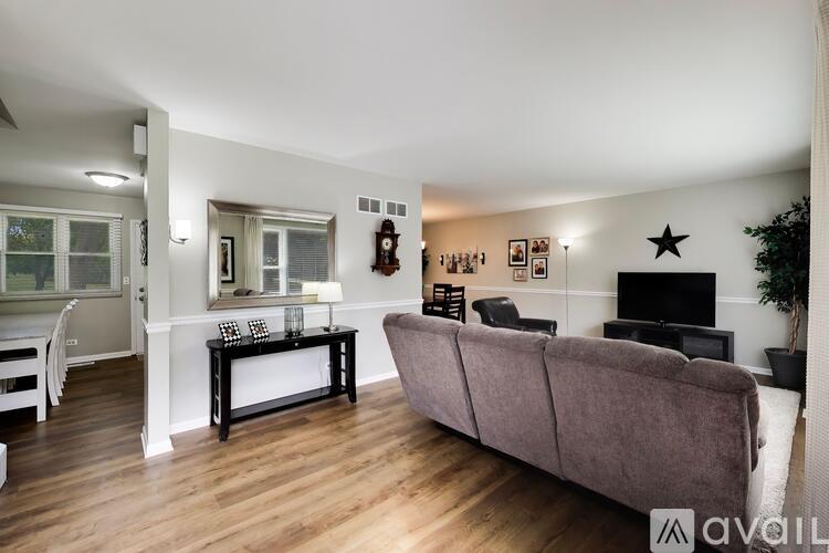 24W680 Lakewood Drive 3 Beds Single Family Home for Rent - Photo gallery 4