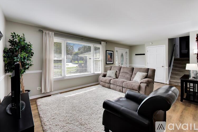 24W680 Lakewood Drive 3 Beds Single Family Home for Rent - Photo gallery 5