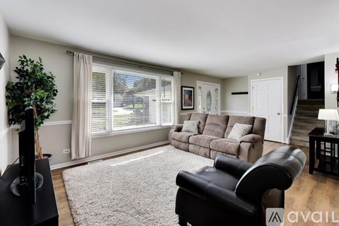 24W680 Lakewood Drive 3 Beds Apartment for Rent