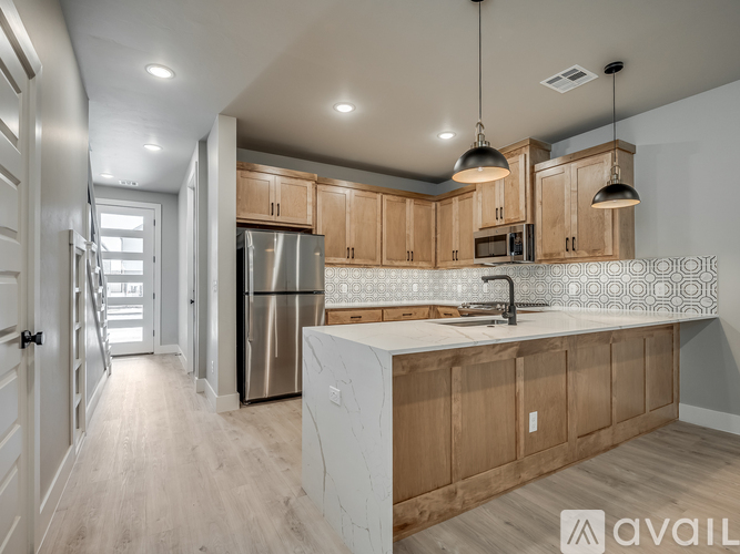 747 W Main St 3 Beds Townhouse for Rent - Photo gallery 1