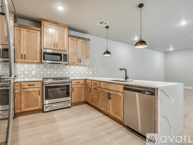 747 W Main St 3 Beds Townhouse for Rent - Photo gallery 3