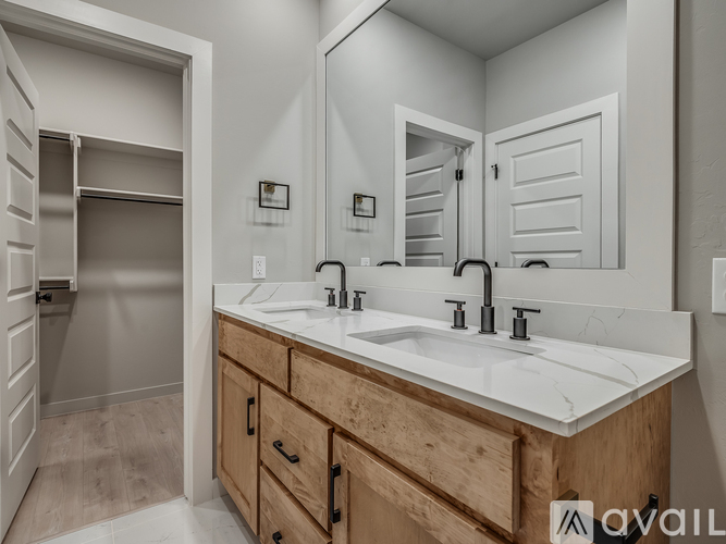 747 W Main St 3 Beds Townhouse for Rent - Photo gallery 4