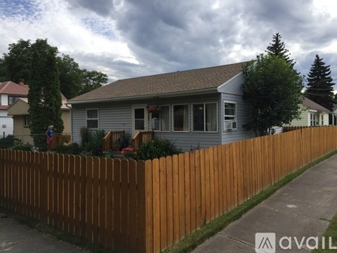 108 4Th Ave W 2 Beds Apartment for Rent