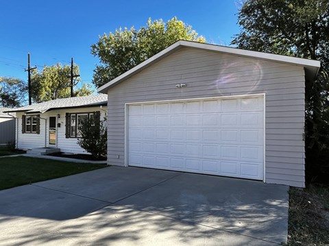 943 Raymond Place - Upstairs Unit 2 Beds Apartment for Rent
