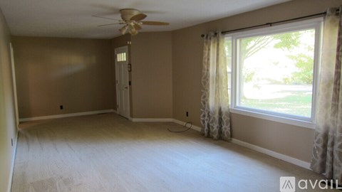 905 Meadow Ln 3 Beds Apartment for Rent