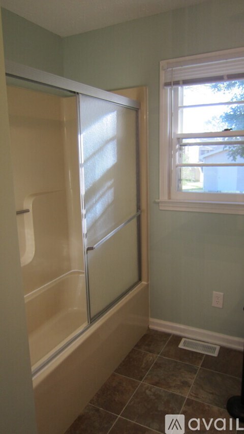 905 Meadow Ln 3 Beds Apartment for Rent