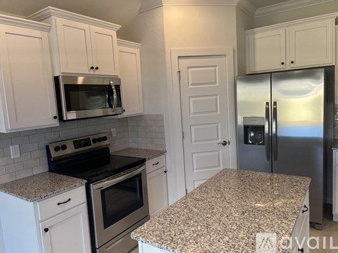 Peach Ave 3 Beds Apartment for Rent