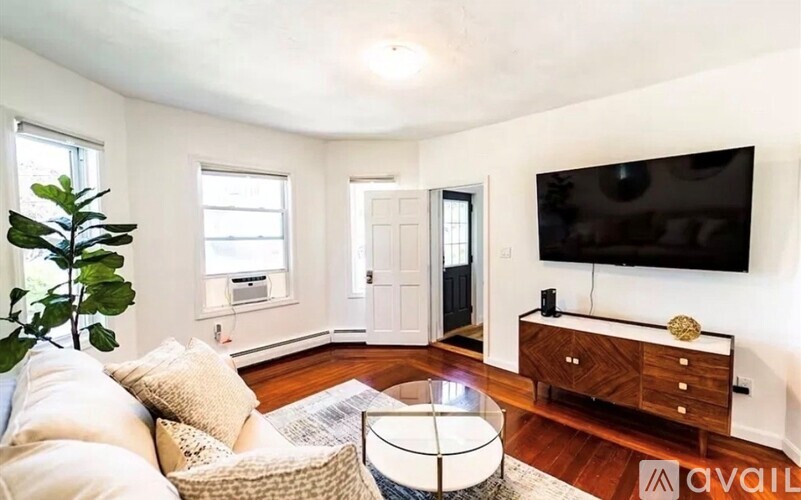 469 Mt Hope Ave 3 Beds Apartment for Rent - Photo gallery 1