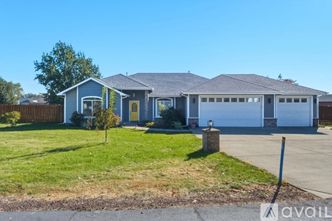 18 Sterling Ln 3 Beds Apartment for Rent