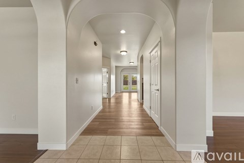 18 Sterling Ln 3 Beds Apartment for Rent