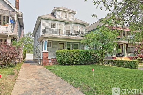37 Sterling Avenue 3 Beds Apartment for Rent