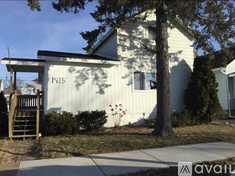 A house with the number 1915 on it.