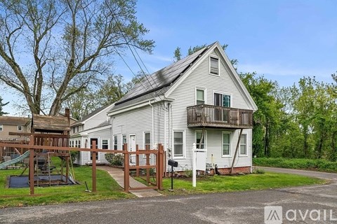 34 Maynard Ave 3 Beds Apartment for Rent