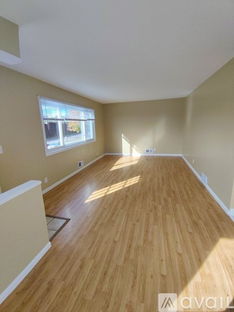 1900 Mendelssohn Avenue North 3 Beds Apartment for Rent