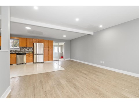 UPPER 46766 FIRST AVENUE, Chilliwack Proper East 3 Beds Apartment for Rent