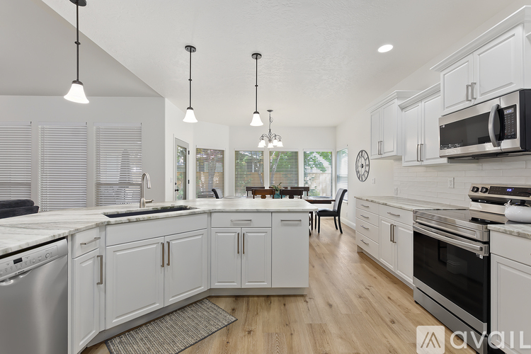 1074 W Yosemite St 4 Beds Single Family Home for Rent - Photo gallery 2