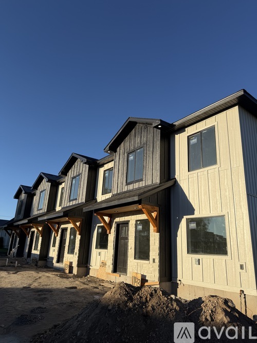 A row of houses under construction with the logo "avail" on the right.