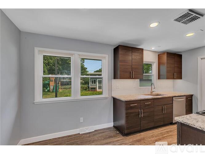 1248 13th Ave N 3 Beds Single Family Home for Rent - Photo gallery 4