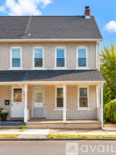 222 East Washington Avenue 3 Beds Apartment for Rent