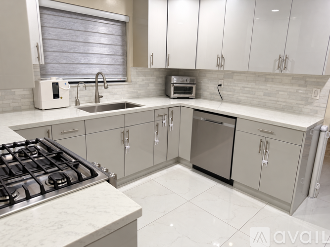 635 East Elmwood Avenue 3 Beds Condo for Rent - Photo gallery 3