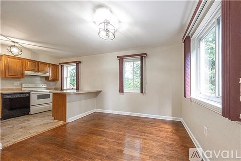 36 Hempstead Avenue 3 Beds Apartment for Rent