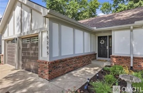 A house with a black door and a number 925 on the window.