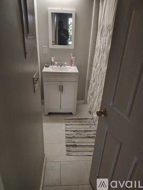 A bathroom with a sink and mirror.