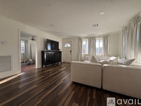 209 Aurora Ave 2 Beds Apartment for Rent