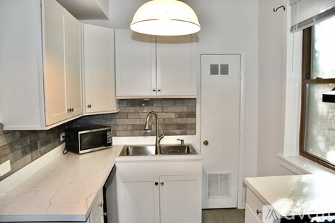 941 East Hyde Park Boulevard 2 Beds Apartment for Rent