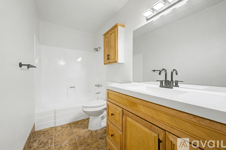 2702 E Grovers Ave 4 Beds Single Family Home for Rent - Photo gallery 3