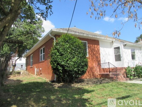40 Ranlo Ave 3 Beds Apartment for Rent