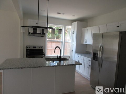 40 Ranlo Ave 3 Beds Apartment for Rent