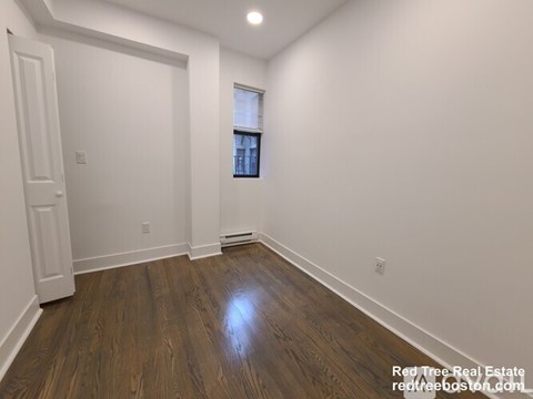 19 Peterborough St 2 Beds Apartment for Rent