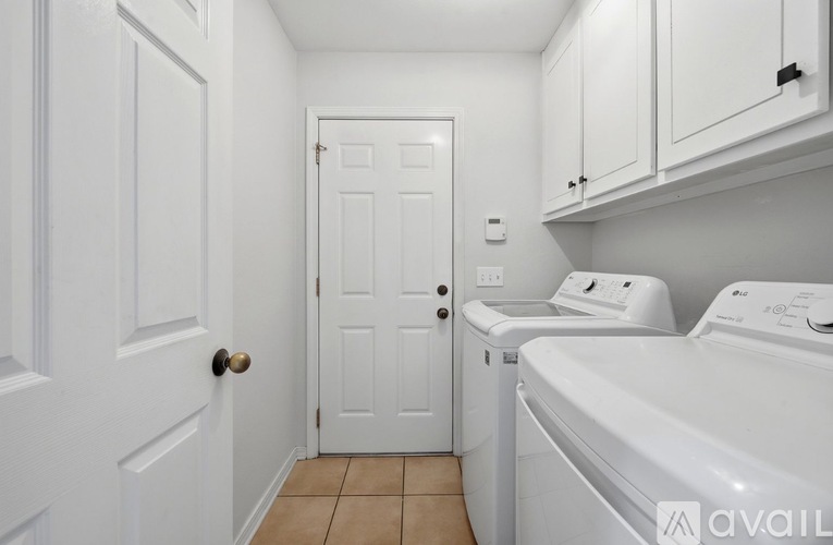 10065 Foxrun Road 3 Beds Single Family Home for Rent - Photo gallery 2