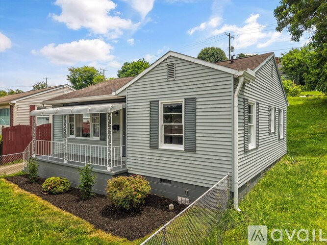 130 Oglewood Avenue 2 Beds Single Family Home for Rent - Photo gallery 3