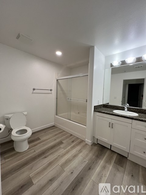100 South Alameda Street 2 Beds Apartment for Rent