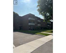 A building with a sign that says REALTOR.