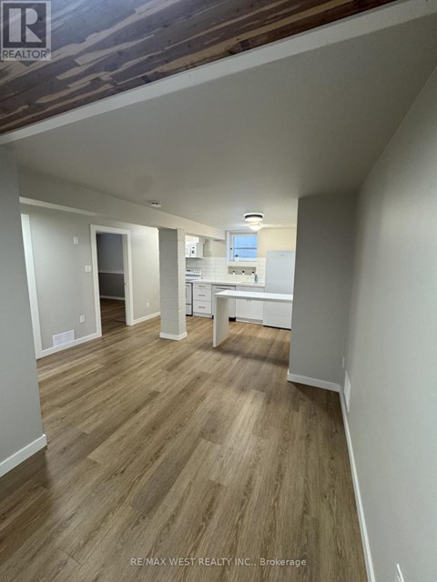 B2 - 35 LILYWOOD ROAD 2 Beds Apartment for Rent