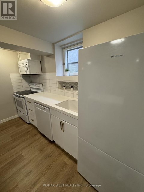 B2 - 35 LILYWOOD ROAD 2 Beds Apartment for Rent