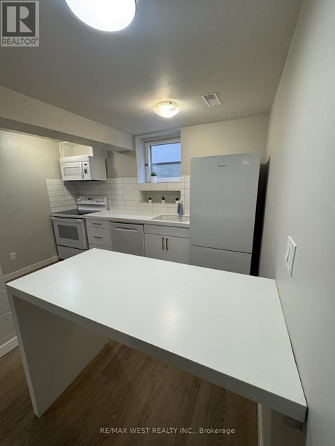 B2 - 35 LILYWOOD ROAD 2 Beds Apartment for Rent